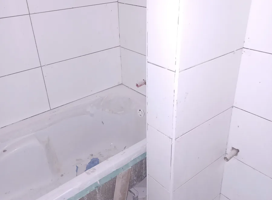 Finitions autour de la baignoire — Salle de bain
